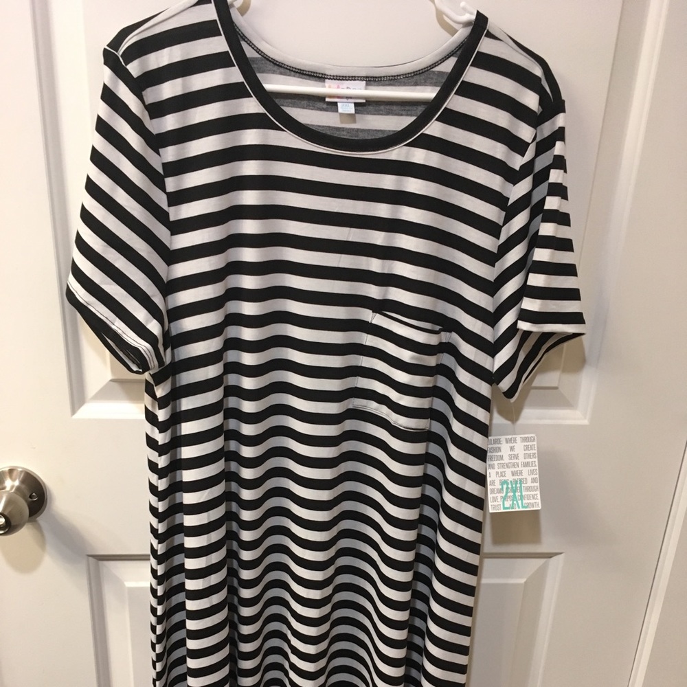 NWT 2xl Lularoe Carly- black/white stripe